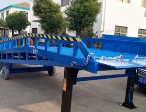 移動(dòng)式液壓登車(chē)橋